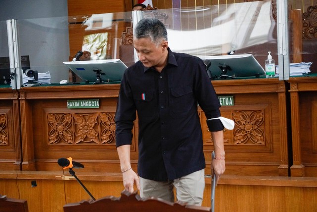 Terdakwa kasus perintangan penyidikan pembunuhan berencana Brigadir Yoshua, Hendra Kurniawan dan Agus Nurpatria tiba untuk menjalani sidang dengan agenda pemeriksaan saksi di ruang sidang Pengadilan Negeri Jakarta Selatan, Kamis (10/11/2022).  Foto: Jamal Ramadhan/kumparan