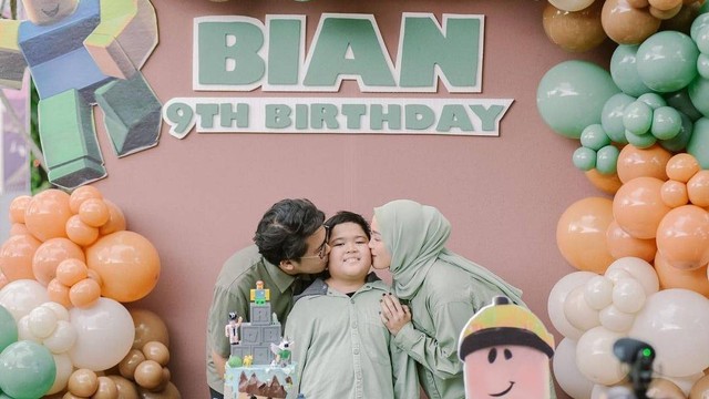 Ririe Fairus dan Ayus Sabyan rayakan ulang tahun anak.  Foto: Instagram/@ririe_fairus