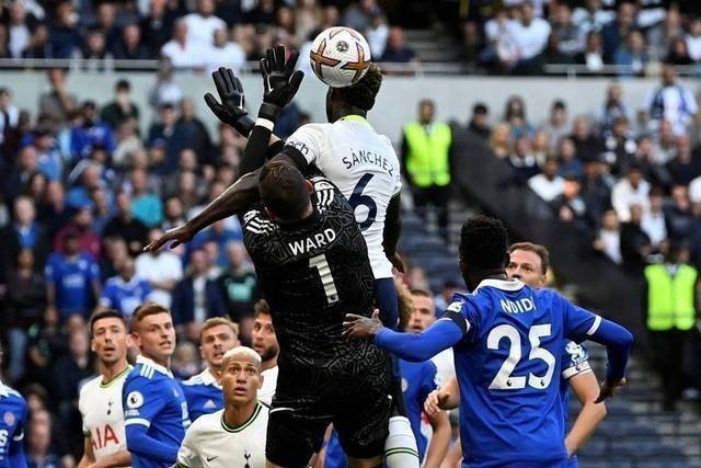 Pemain Leicester City Wilfred Ndidi mencetak gol bunuh diri sebelum dianulir saat melawan Tottenham Hotspur di Stadion Tottenham Hotspur, London, Inggris, Sabtu (17/9/2022). Foto: Tony Obrien/REUTERS