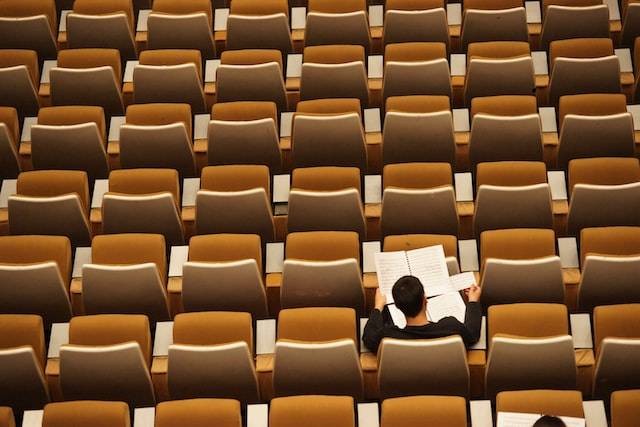 Ilustrasi seorang laki-laki mengerjakan soal IPA kelas 8 halaman 251. Foto: Unsplash/Philippe Bout