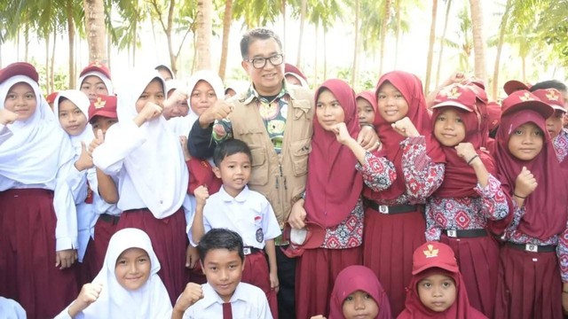 Penjabat Gubernur Sulawesi Barat (Sulbar) Akmal Malik memperingati Hari Pahlawan bersama siswa SD di Pantai Labuang, Polewali Mandar. Foto: Pemprov Sulbar