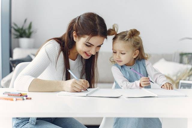 Ilustrasi ibu dan anak belajar bersama dalam mengerjakan soal. Foto: Pexels/Gustavo Fring