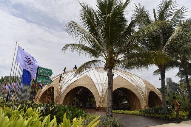 Pembangunan Bamboo Dome, salah satu ruangan untuk Konferensi Tingkat Tinggi (KTT) G20 di Hotel Apurva Kempinski, Nusa Dua, Badung, Bali, Rabu (9/11/2022). Foto: Zabur Karuru/Antara Foto