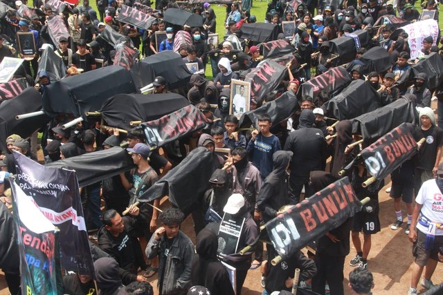Aksi Aremania membawa ratusan keranda di peringatan 40 hari Tragedi Kanjuruhan. Foto/Rubianto