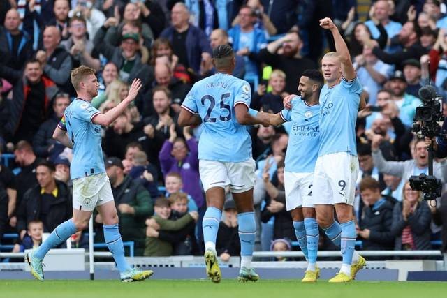 Selebrasi pemain Manchester City Erling Braut Haaland usai mencetak gol ke gawang Brighton & Hove Albion pada pertandingan lanjutan Liga Inggris di Stadion Etihad, Manchester, Inggris. Foto: Molly Darlington/REUTERS