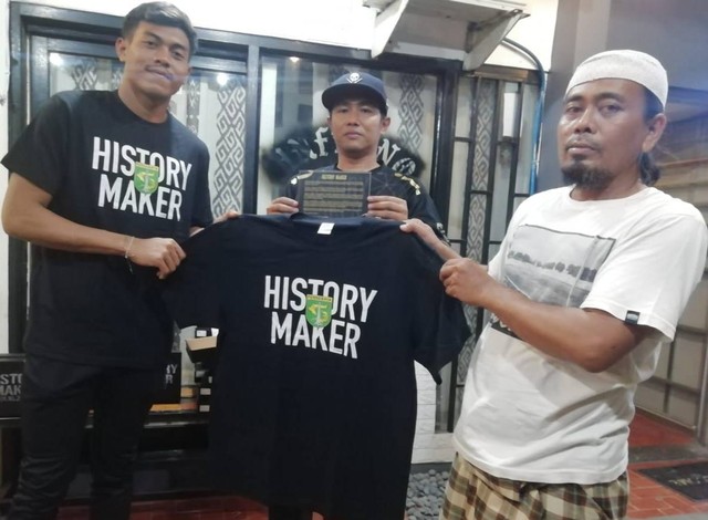 Kiper Persebaya Andhika Ramadhani (kiri) saat menerima kaus 'History Maker' karya Bonek, Rabu (9/11) malam. Foto: Masruroh/Basra