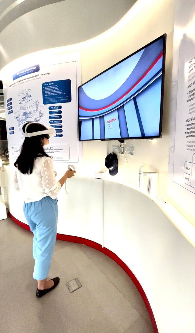 Demonstrasi komponen mesin EV dengan VR di xEV Center