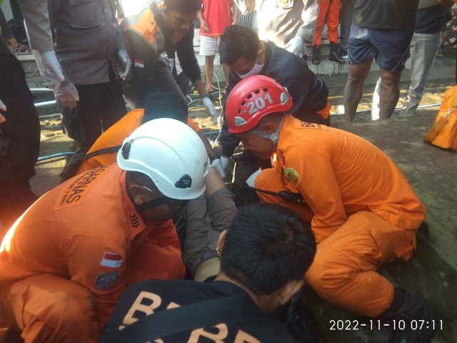 Proses evakuasi warga yang jatuh ke dalam sumur di Tabanan, Bali - IST