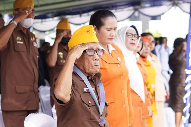 Tampak para veteran mengikuti Upacara Hari Pahlawan, di Kompleks Kantor Walikota Sorong, Kamis (10/11)