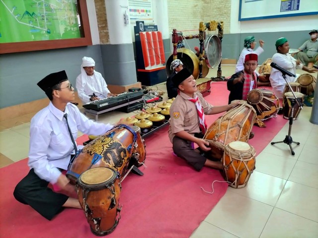 Seni tradisional Rampak Kendang di Stasiun Cirebon Kejaksan.(Juan)