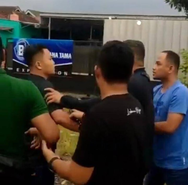 Oknum polisi diduga todongkan pistol ke warga sipil di depan gudang Jalan Soekarno-Hatta (Bypass), Kelurahan Way Dadi, Kecamatan Sukarame, Kota Bandar Lampung. | Foto: Ist