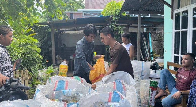 Sampah platik yang ditampung oleh pemuda Kelurahan Tubo. Foto: Indrasani Ilham/cermat