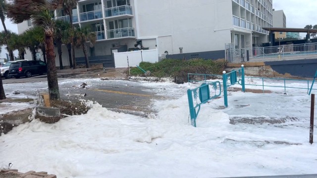 Ombak besar menerjang di Pantai Daytona, sebelum perkiraan kedatangan badai tropis Nicole, di Volusia County, Florida, AS, Rabu (9/11/222). Foto: Twitter @eric_liebman/via REUTERS