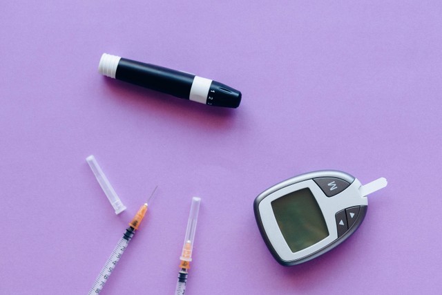 Salah satu cara menangani hiperglikemia adalah memantau kadar gula darah dalam tubuh. Foto: Pexels.com