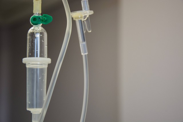 Ilustrasi pemberian cairan infus untuk mengatasi dehidrasi pada pasien muntah kuning. Foto: Unsplash