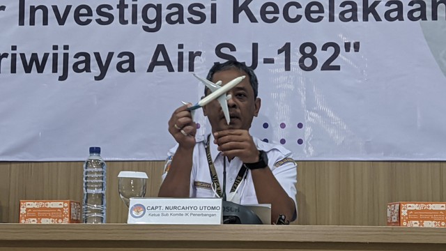 Jumpa pers hasil investigasi KNKT soal kecelakaan Sriwijaya Air, Kamis (10/11). Foto: Jonathan Devin/kumparan