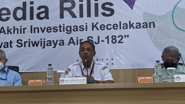 Jumpa pers hasil investigasi KNKT soal kecelakaan Sriwijaya Air, Kamis (10/11). Foto: Jonathan Devin/kumparan
