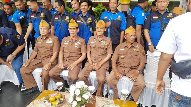 95 veteran yang tergabung dalam Legiun Veteran Republik Indonesia (LVRI) Pekanbaru mendapat sagu hati pada momen Peringatan Hari Pahlawan. (LARAS OLIVIA/SELASAR RIAU)