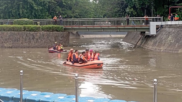 Pemprov DKI Jakarta gandeng TNI-Polri susur sungai bersihkan Ciliwung dari sampah.  Foto: Fadlan/kumparan