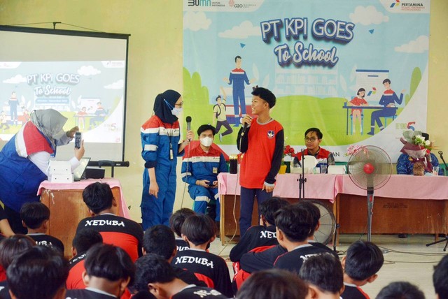 Pertamina Refinery Unit VI Balongan melaksanakan kegiatan Goes to School di SMPN 1 dan 2 Balongan, Kabupaten Indramayu. Foto: Istimewa