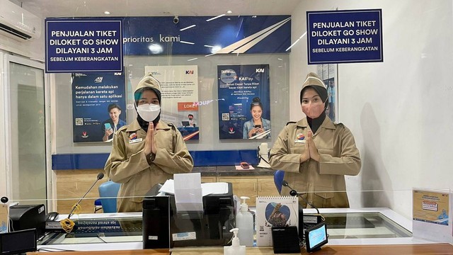 Petugas PT KAI di Stasiun Gambir dan Pasar Senen, kostum bertema pahlawan di momen Hari Pahlawan Kamis (10 /11/2022). Foto: KAI