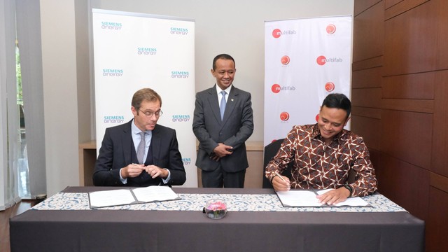 Menteri Investasi Bahlil Lahadalia menyaksikan MoU antara PT Medco Intidinamika dan Siemens Energy di Nusa Dua, Bali, Kamis (10/11/2022). Foto: Kementerian Investasi