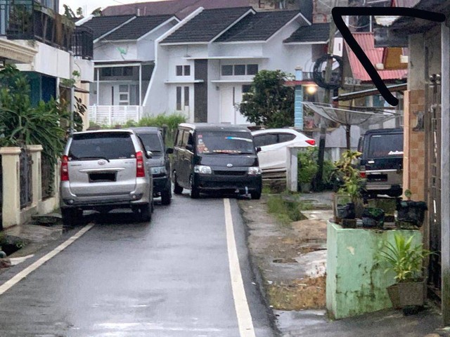 Parkir di bahu jalan perumahan Jl Delima, Kel. Tarok Dipo, Kota Bukittinggi mengganggu pengendara yang jalan di daerah tersebut. Kamis (10/11/2022). Foto: Miranda Pratiwi
