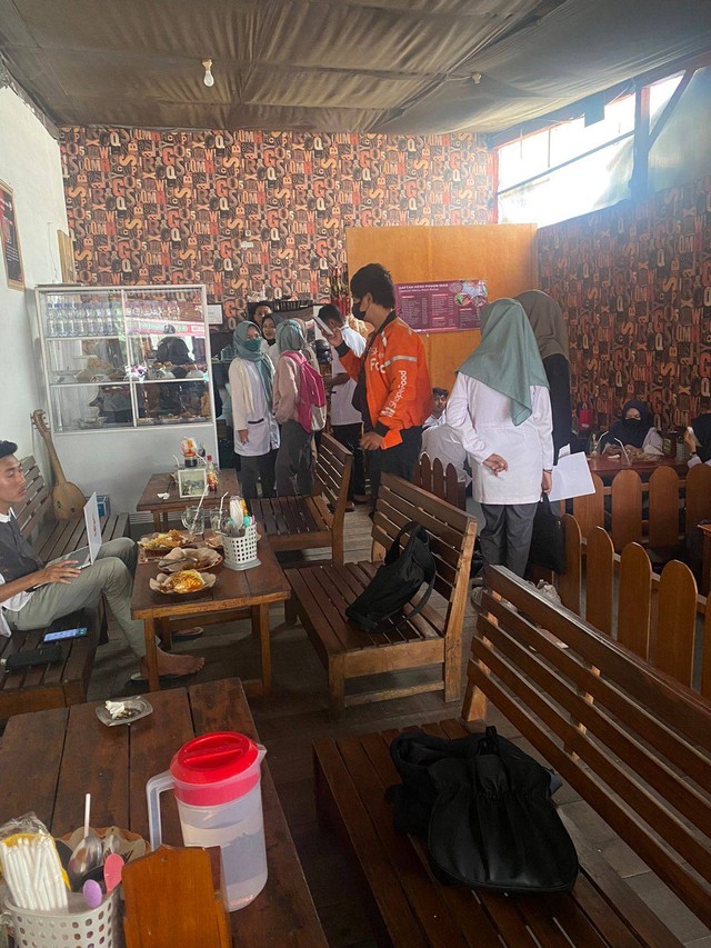 Suasana Ruang Makan Pawon Inaq. (Sumber: Pribadi, Selasa 8/11/2022)