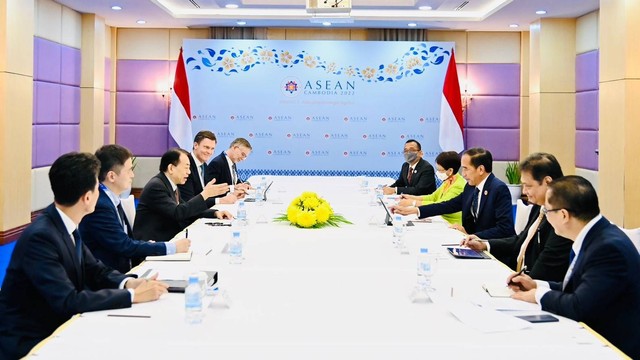 Presiden Jokowi bertemu dengan Presiden ADB Masatsugu Asakawa, bahas pertumbuhan ekonomi ASEAN 2023 di Hotel Sokha, Phnom Penh, Kamboja, Kamis, (10/11/2022). Foto: Laily Rachev/Biro Pers Sekretariat Presiden