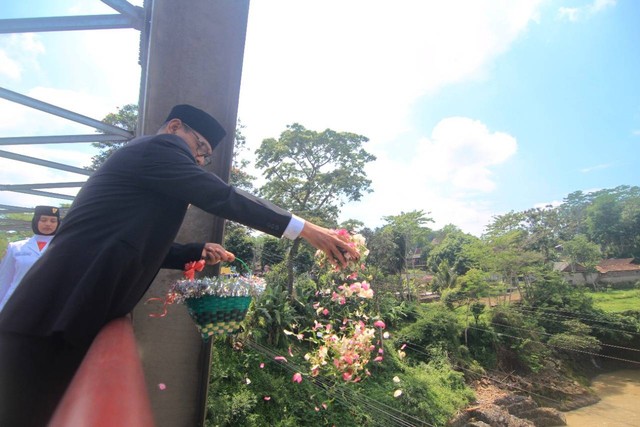 Tabur bunga di Jembatan Sungai Progo dilakukan Bupati Temanggung Muhammad Al Khadziq dan segenap elemen di Hari Pahlawan untuk menghormati ribuan pejuang yang gugur dibantai tentara Belanda, Kamis (10/11/2022). Foto: ari/Tugu Jogja