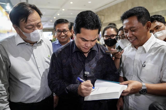 Menteri BUMN Erick Thohir (tengah) menandatangani buku usai Peluncuran Buku Biografi berjudul "(Bukan) Kisah Sukses Erick Thohir" di JCC, Senayan, Jakarta, Kamis (10/11/2022). Foto: Dhemas Reviyanto/ANTARA FOTO