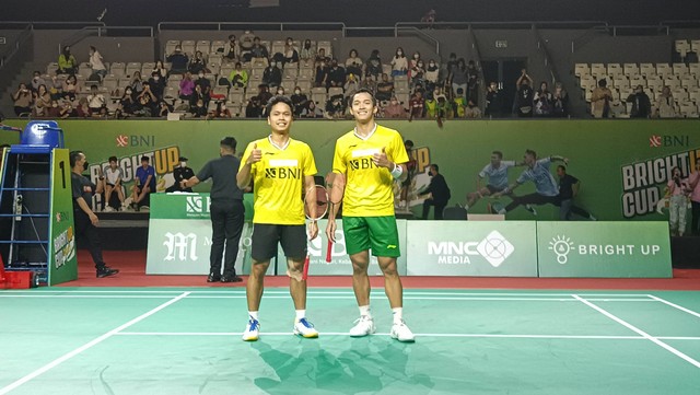 Jonatan Christie dan Anthony Ginting di Bright Up Cup 2022, Tennis Indoor Senayann, Gelora Bung Karno, Jakarta, Kamis (10/11/2022). Foto: Jodi Hermawan/kumparan