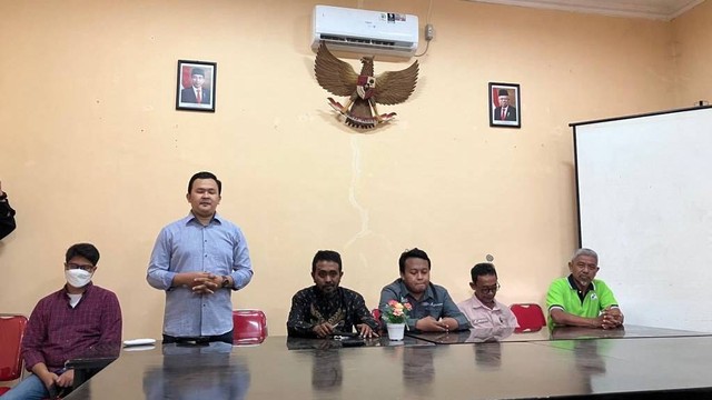 Sekretaris Koperasi Paguyuban Saripati Tani Hendra Wijaya (berdiri) memberikan sambutan kepada rombongan media nasional di Kelurahan Plawang, Karawang, Jawa Barat, Jumat (7/10/2022). Foto: Ema Fitriyani/kumparan