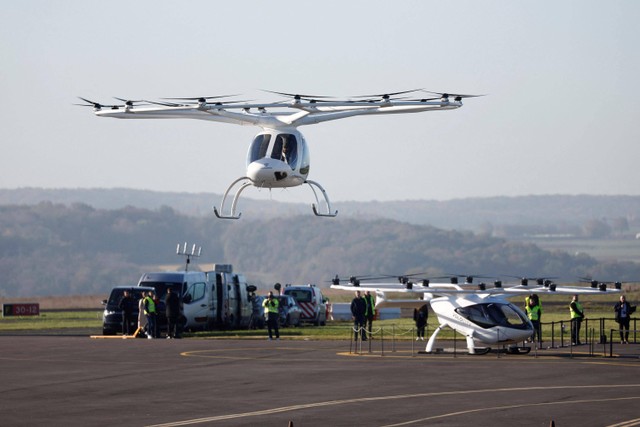 Taksi drone Volocopter 2X melakukan penerbangan terintegrasi dalam lalu lintas udara konvensional di lapangan terbang Pontoise di Cormeilles-en-Vexin, dekat Paris, Prancis. Foto: Benoit Tessier/REUTERS