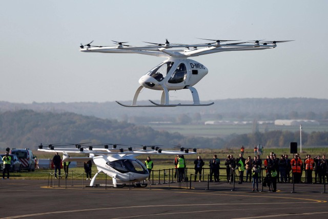 Taksi drone Volocopter 2X melakukan penerbangan terintegrasi dalam lalu lintas udara konvensional di lapangan terbang Pontoise di Cormeilles-en-Vexin, dekat Paris, Prancis. Foto: Benoit Tessier/REUTERS