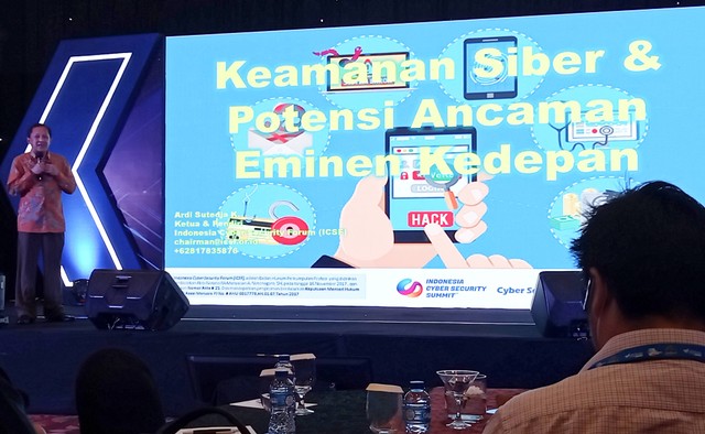 Ardi Sutedja Chairman IndonesiaCyber Security Forum (ICSF), saat menjadi keynote speaker dalam Virtus Showcase 2022 yang digelar di Surabaya. Foto: Masruroh/Basra