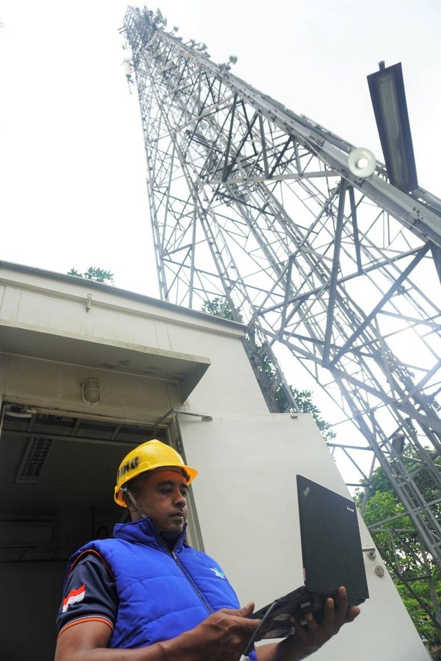 Teknisi jaringan XL Axiata bekerja di salah satu shelter BTS di Kota Mataram. Foto: Dok. XL Axiata