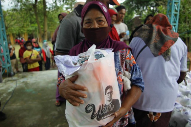 Relawan UKM Sahabat Sandi menggelar pasar sembako murah di Desa Tridadi, Sleman, DIY, Kamis (10/11). Foto: Dok. Istimewa