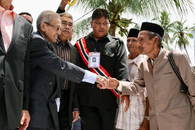 Alm Abu Keune (paling kanan) bersalaman dengan pendiri GAM alm Teungku Hasan di Tiro yang juga keluarga dekatnya. Foto: Suparta 