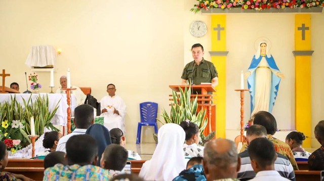 Bupati Kaimana/ Freddy Thie, saat memberikan sambutan pada peresmian gedung asrama St. Isodorus di Kampung Adi Jaya Pulau Adi. Foto istimewa