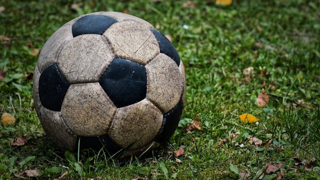 Gambar Bola diambil dari sumber : https://pixabay.com/id/photos/sepak-bola-70an-bola-kulit-4382750/