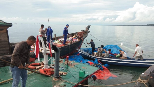 Proses evakuasi muatan kapal kayu yang kandas di perairan Dabo. Foto: Ist/kepripedia.com