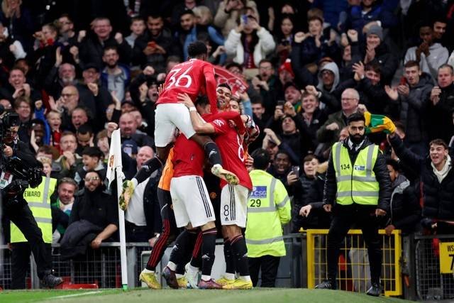 Selebrasi pemain Manchester United usai mencetak gol ke gawang Aston Villa pada pertandingan Babak Ketiga Piala Carabao di Old Trafford, Manchester, Inggris.Foto: Carl Recine/REUTERS