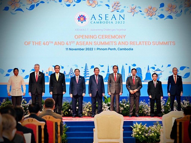 Jokowi hadiri upacara pembukaan KTT ASEAN di Kamboja, Jumat (11/11/2022). Foto: Dok. Laily Rachev - Biro Pers Sekretariat Presiden