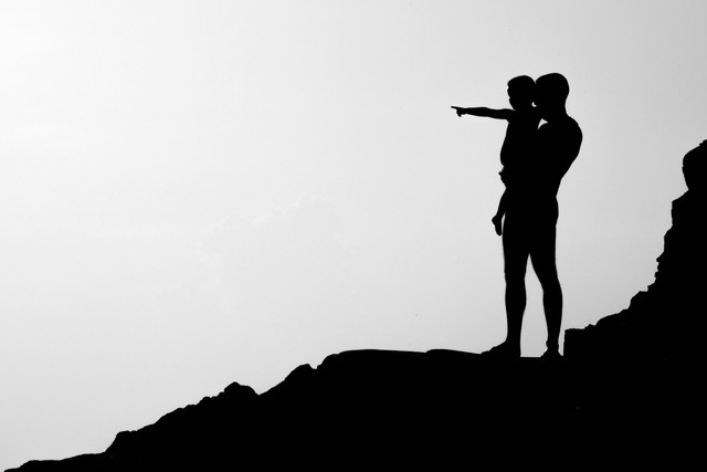 Ilustrasi Puisi Ayah untuk Anak Tercinta. Foto: Unsplash/Ante Hamersmit.
