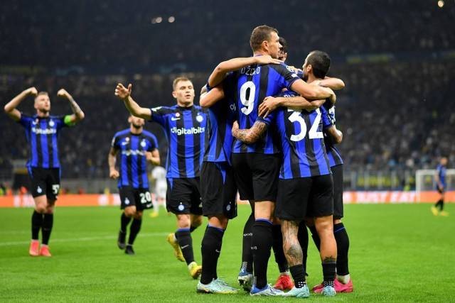 Selebrasi pemain Inter Milan usai mencetak gol ke gawang Viktoria Plzen pada pertandingan Grup C Liga Champions di San Siro, Milan, Italia. Foto: Daniele Mascolo/REUTERS