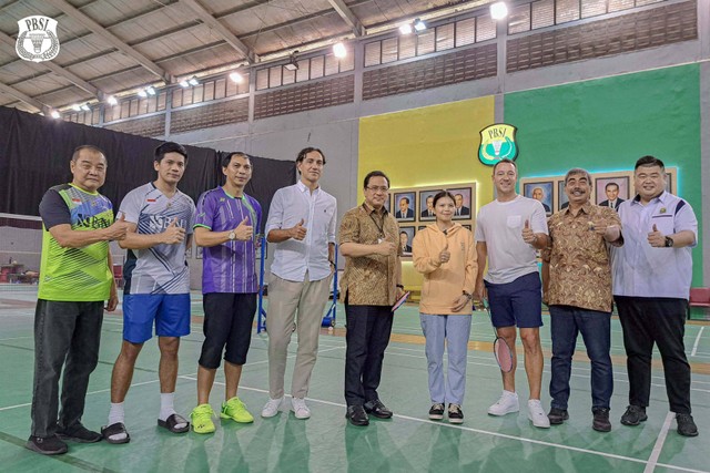 Legenda sepak bola John Terry dan Alessandro Nesta berkunjung ke Pelatnas PBSI Cipayung, Jakarta, Jumat (11/11/2022). Foto: Twitter/@INABadminton