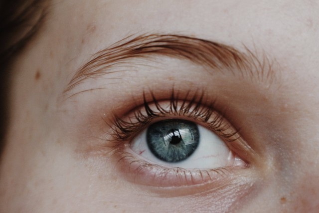Tumor kelopak mata adalah gangguan kesehatan mata yang menyebabkan benjolan di bagian tersebut. Foto: Pexels.com