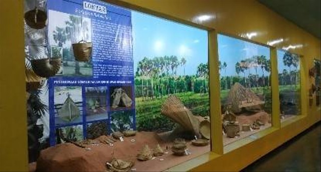Gambar: Aneka koleksi artefak lontar yang tersimpan di Museum Nasional Sejarah Alam Indonesia (MUNASAIN), BRIN di Bogor (Foto dok. MUNASAIN BRIN).