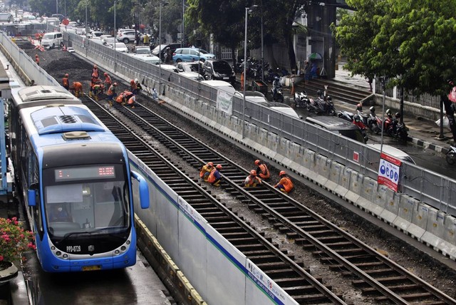 Bus TransJakarta melintas di dekat pembongkaran jalur trem peninggalan kolonial Belanda, di lokasi proyek MRT Jakarta fase 2A di kawasan Jalan Gajah Mada, Jakarta, Jumat (11/11/2022). Foto: Iqbal Firdaus/kumparan